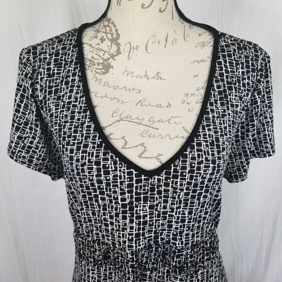 Motherhood Maternity Black and White Geometric Print Tie-back V-Nest Blouse - Picture 3 of 8